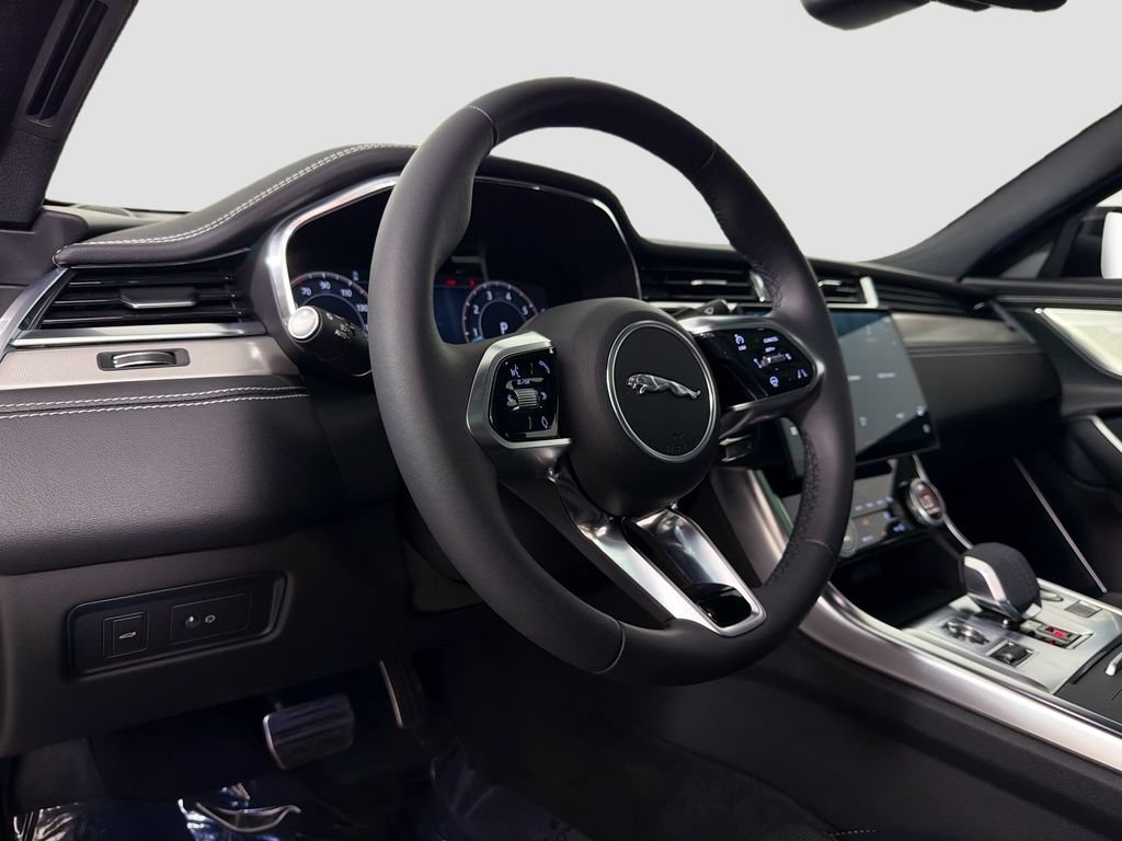 Used 2024 Jaguar XF R-Dynamic SE AWD/4WD image 9