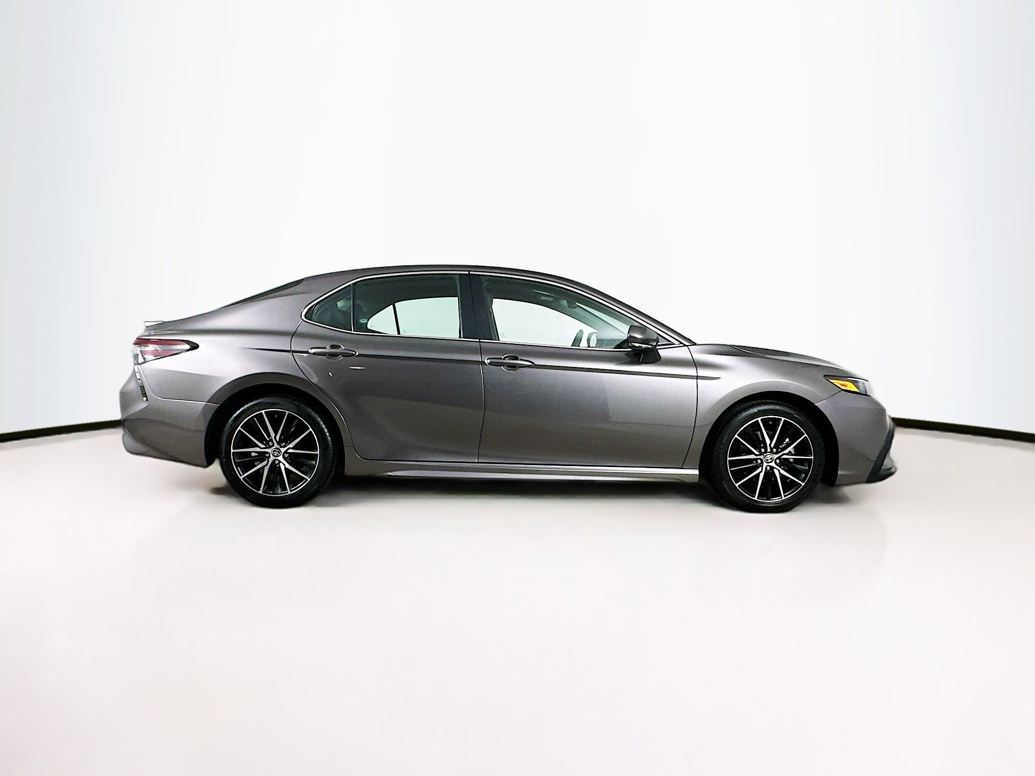 Used 2024 Toyota Camry SE image 10