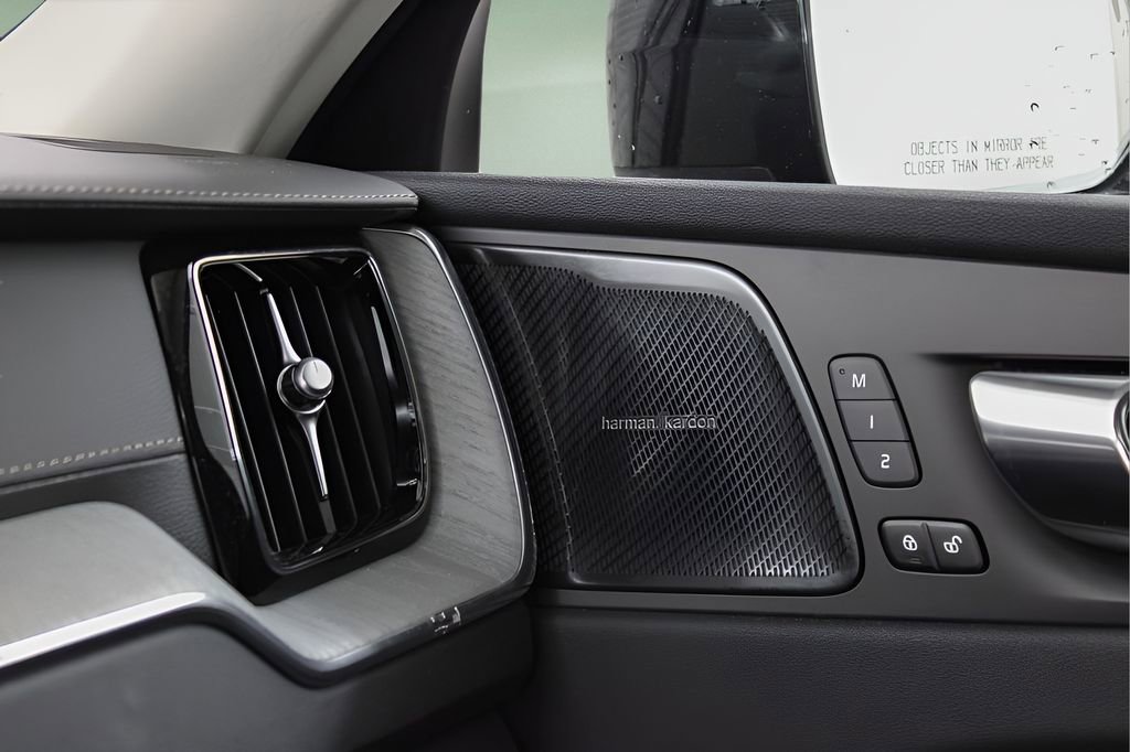 Used 2025 Volvo XC60 B5 Ultra AWD/4WD image 22
