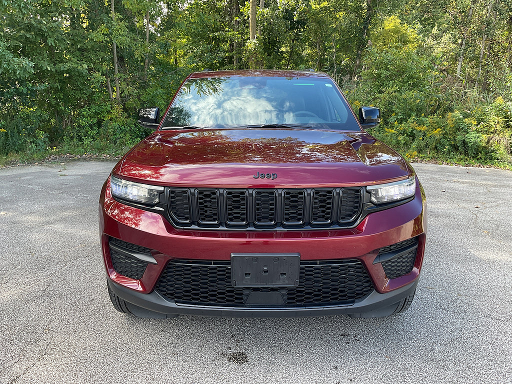Used 2025 Jeep Grand Cherokee Altitude AWD/4WD image 2