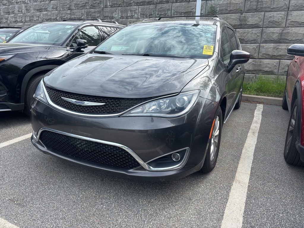 Used 2019 Chrysler Pacifica Touring-L FWD image 3