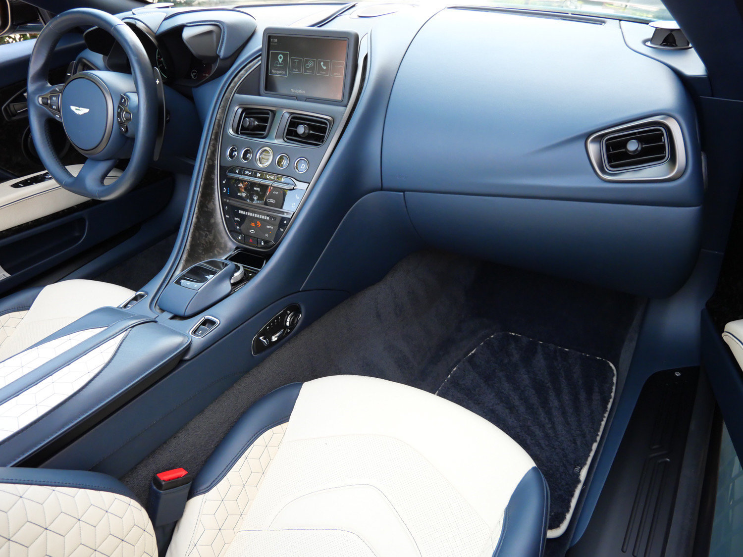 Used 2020 Aston Martin DBS Superleggera Volante RWD image 34