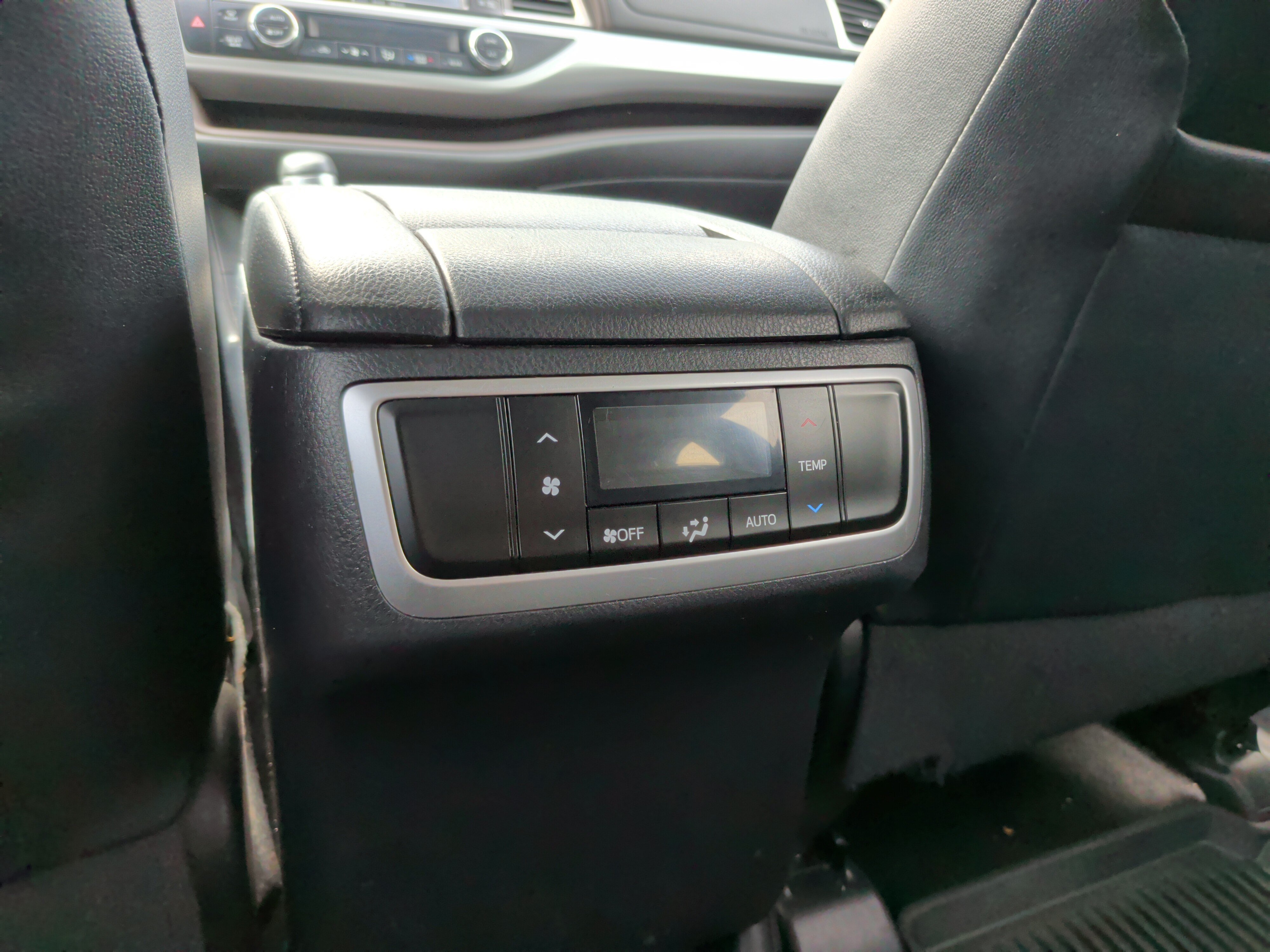 Used 2019 Toyota Highlander XLE AWD/4WD image 37