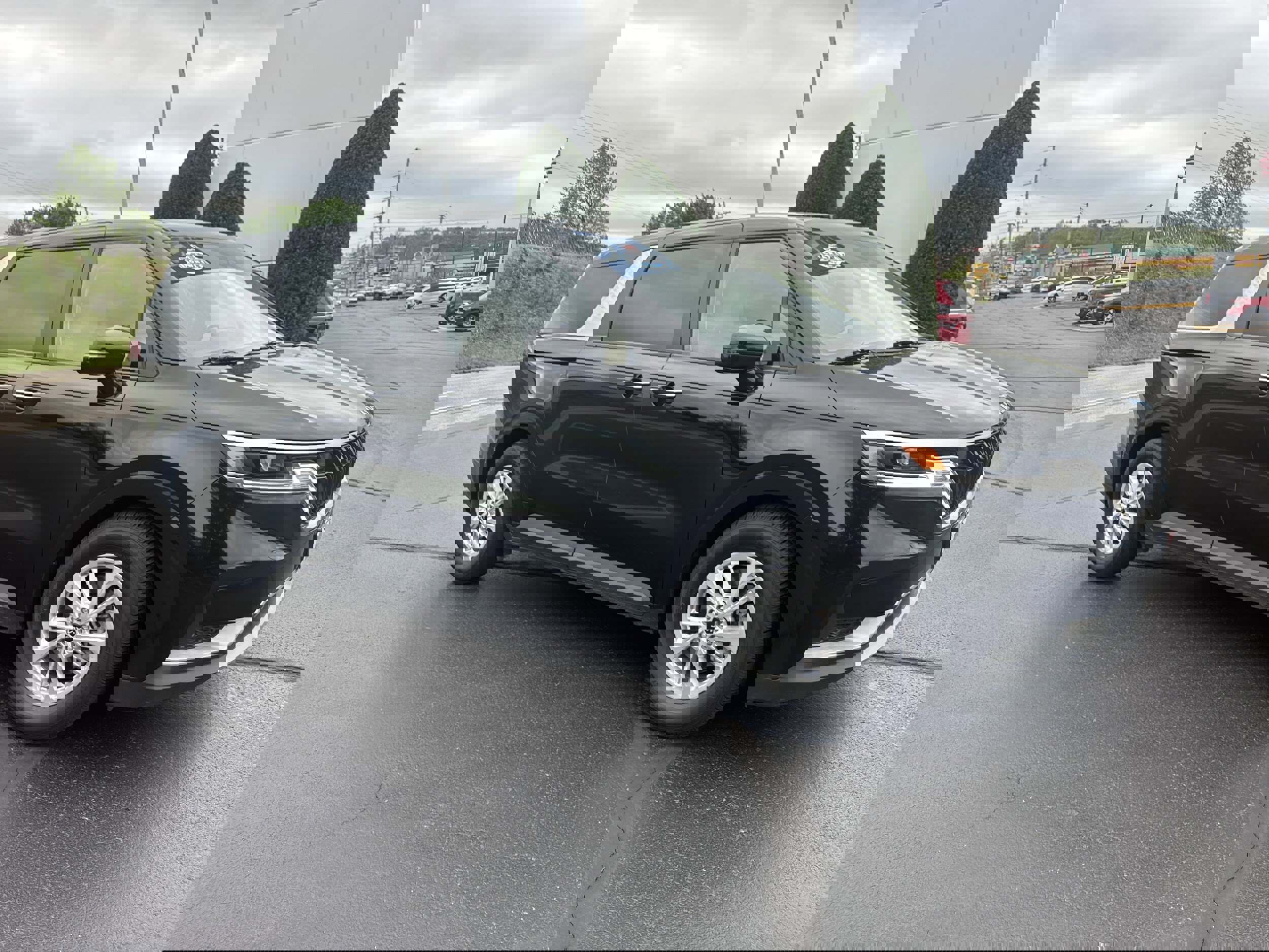 Used 2024 Kia Carnival LX image 1