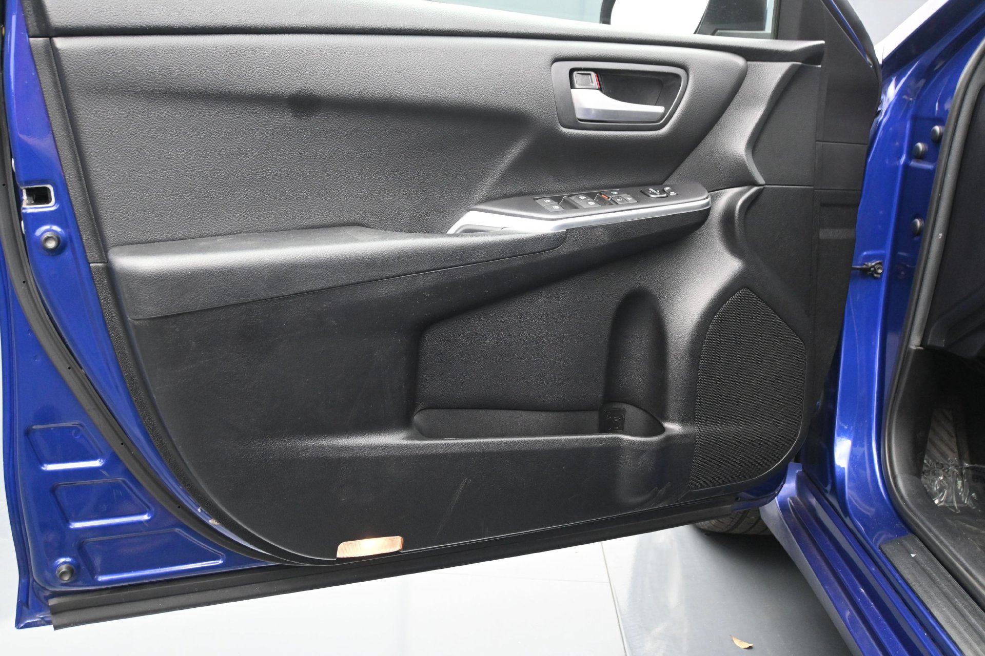 Used 2016 Toyota Camry SE w/ Moonroof Package FWD image 16