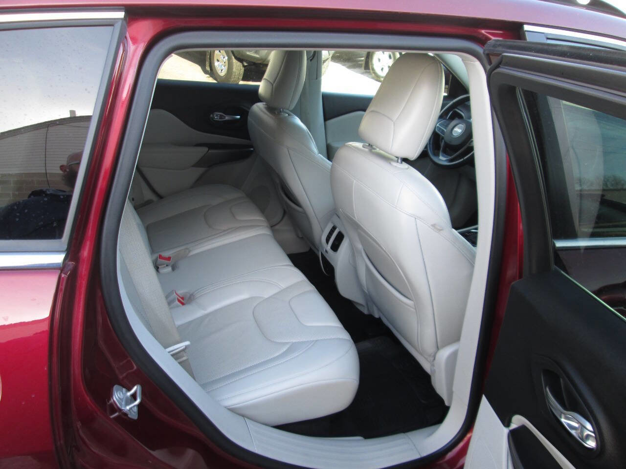 Used 2019 Jeep Cherokee Limited image 18