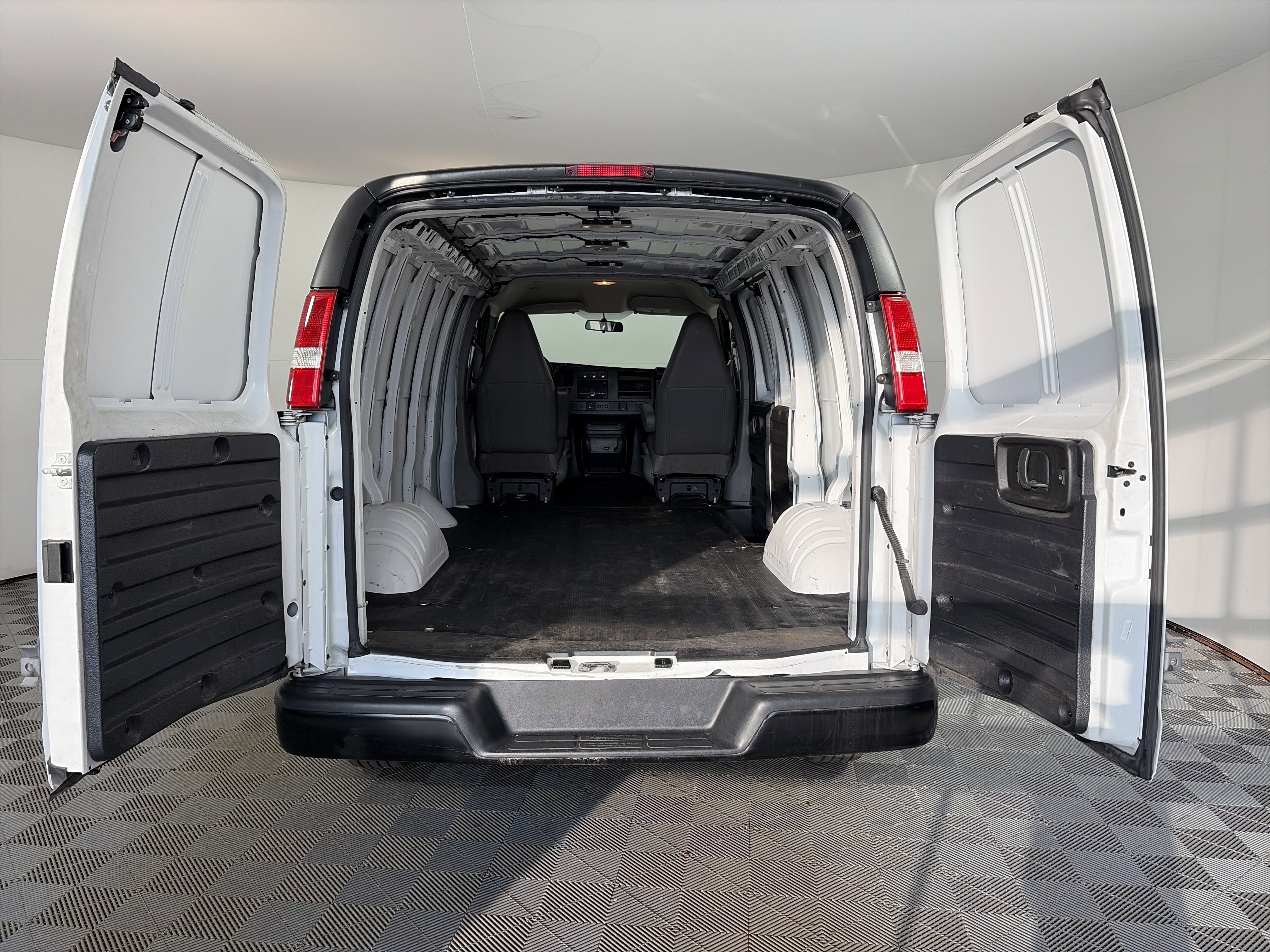 Used 2021 Chevrolet Express 2500 w/ Driver Convenience Package image 14