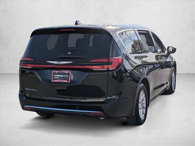 Used 2025 Chrysler Pacifica Select image 5