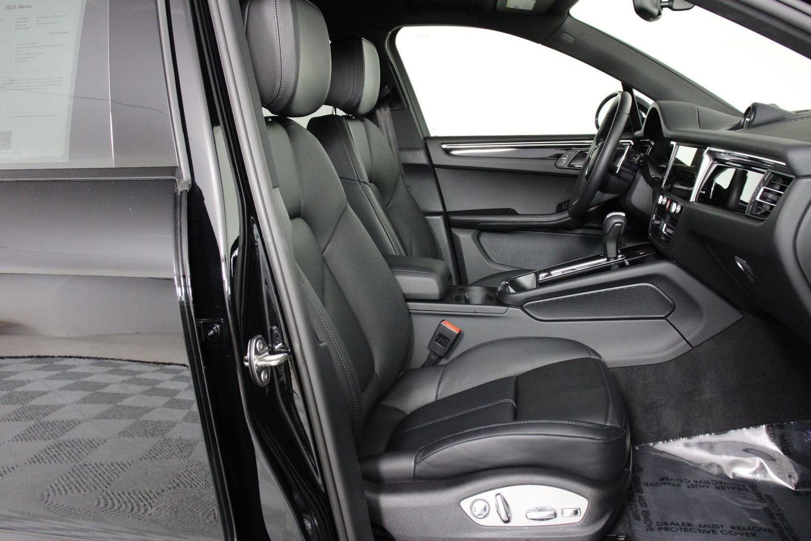 Certified 2025 Porsche Macan image 31