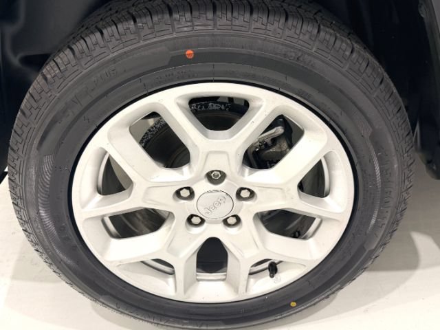 Used 2018 Jeep Renegade Latitude AWD/4WD image 7