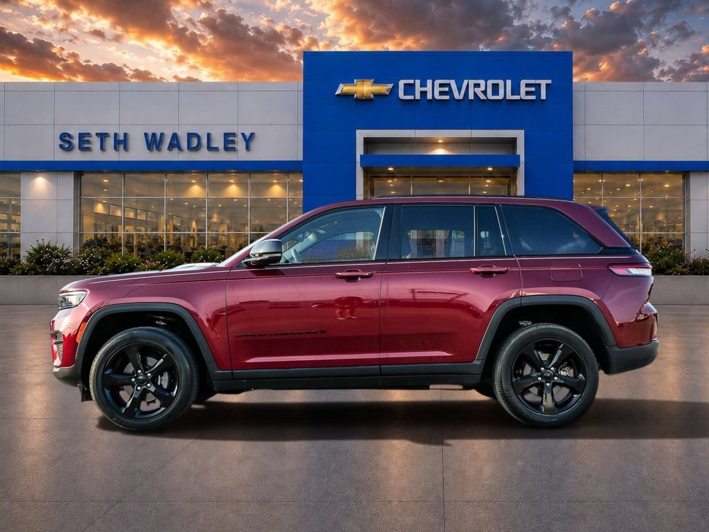 Used 2023 Jeep Grand Cherokee Altitude AWD/4WD image 4