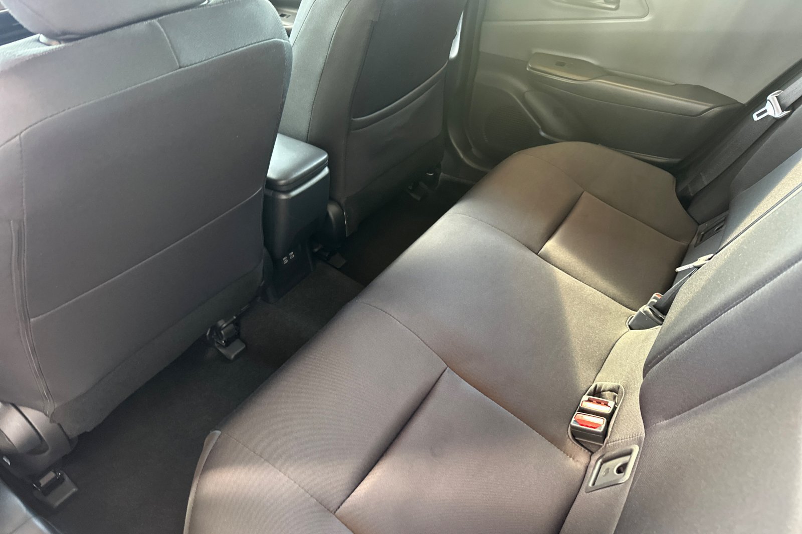 Used 2025 Toyota Prius LE FWD image 14