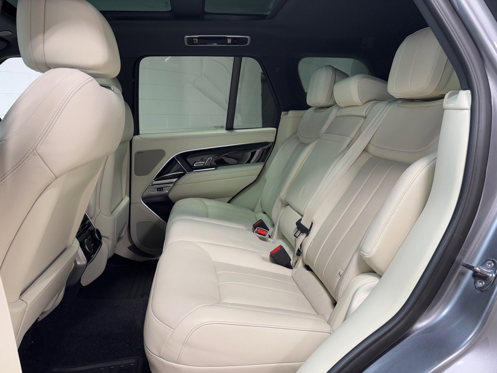 Used 2023 Land Rover Range Rover SE image 30