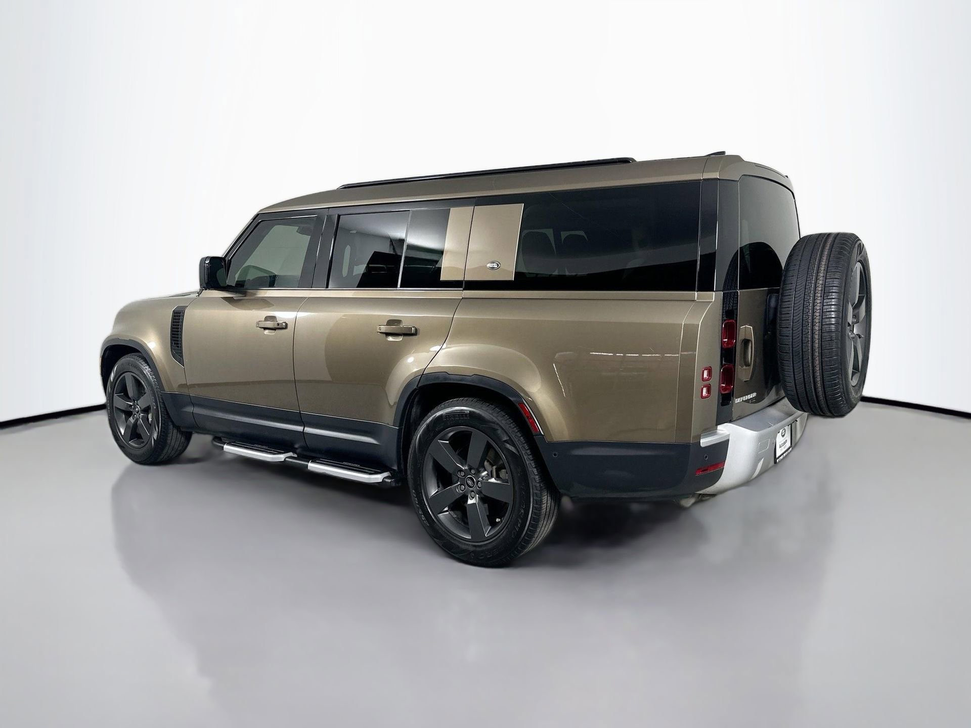 Used 2023 Land Rover Defender 130 SE image 8