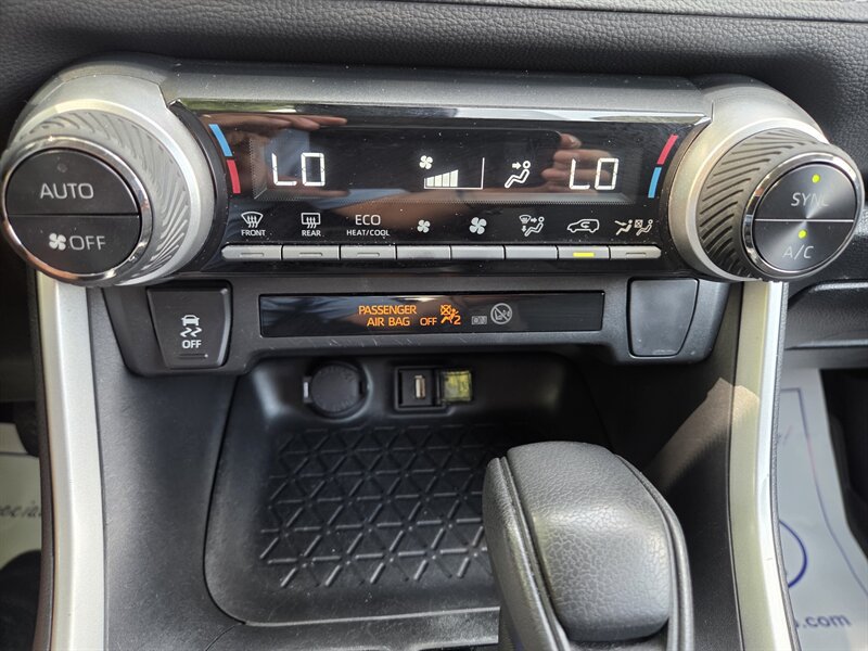 Used 2022 Toyota RAV4 LE AWD/4WD image 20