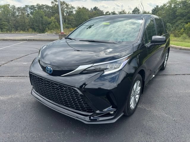 Used 2023 Toyota Sienna XSE AWD/4WD image 7