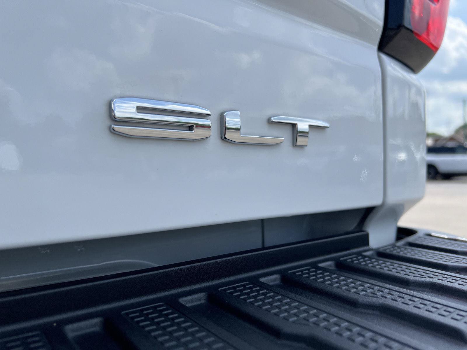 Used 2023 GMC Sierra 1500 SLT w/ SLT Premium Plus Package AWD/4WD image 9