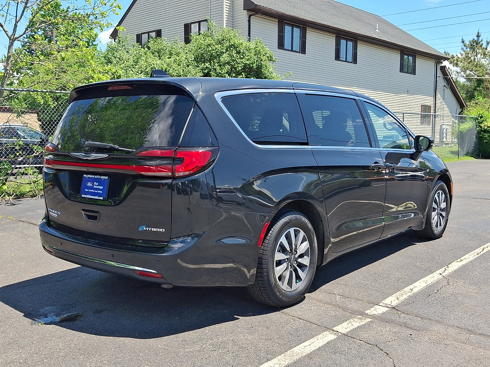 Used 2023 Chrysler Pacifica Touring-L FWD image 7