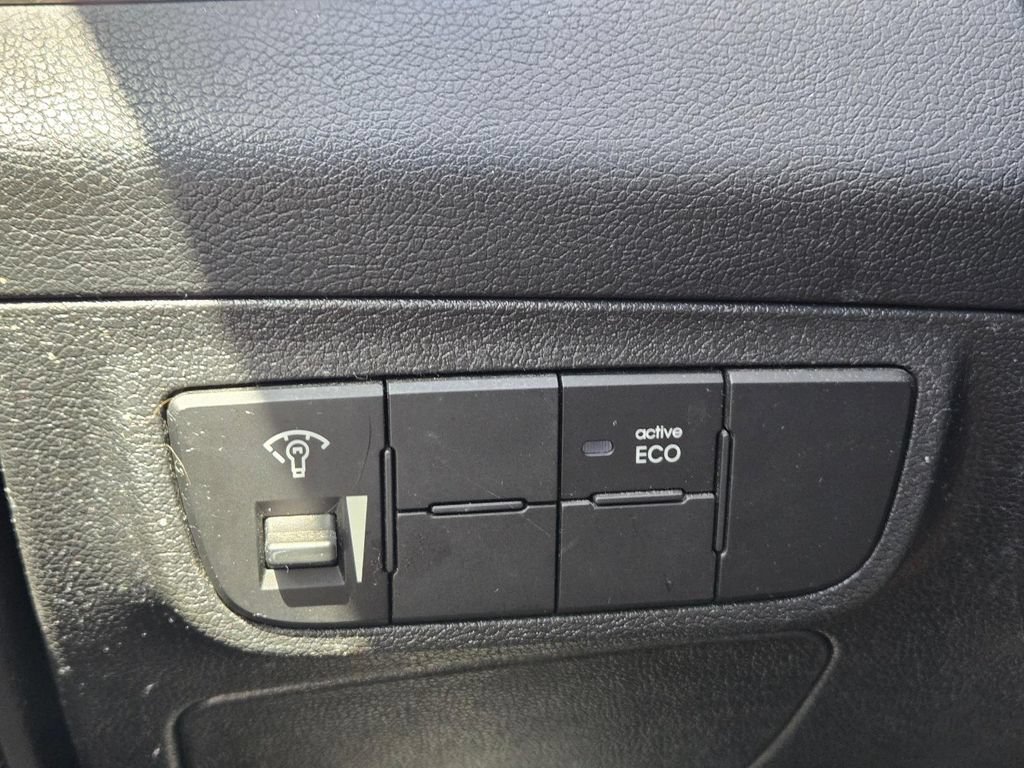 Used 2012 Hyundai Veloster FWD image 24