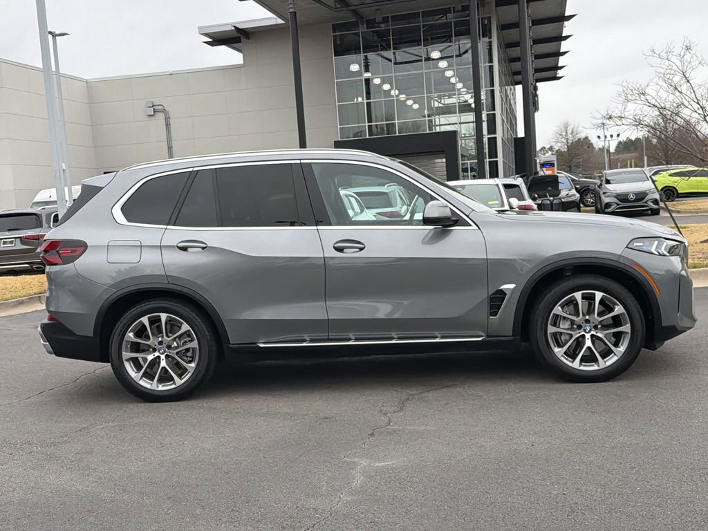 Used 2025 BMW X5 xDrive50e image 2