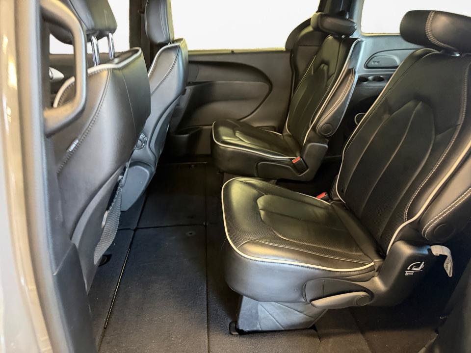 Used 2025 Chrysler Pacifica Limited FWD image 16