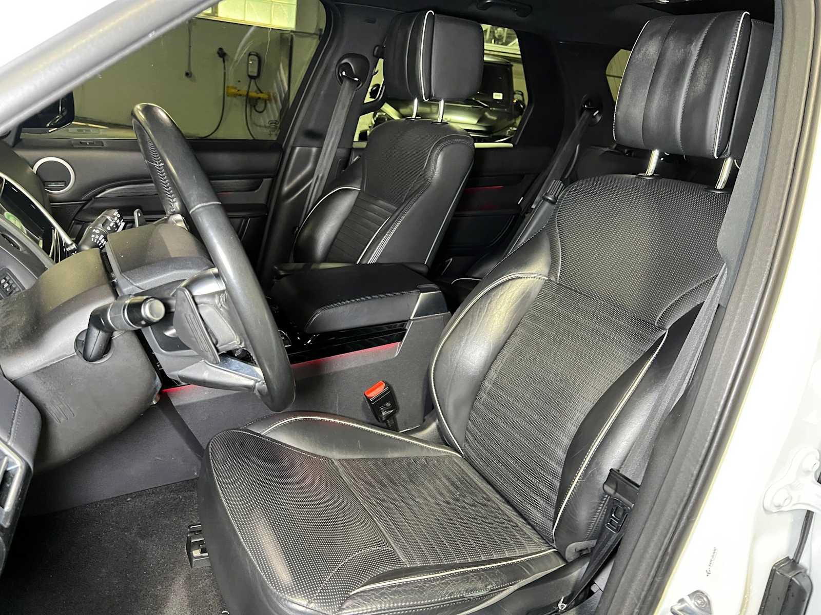 Used 2017 Land Rover Discovery HSE Luxury AWD/4WD image 23