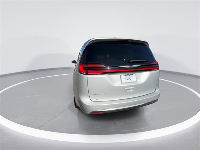 Used 2024 Chrysler Pacifica Touring-L image 7