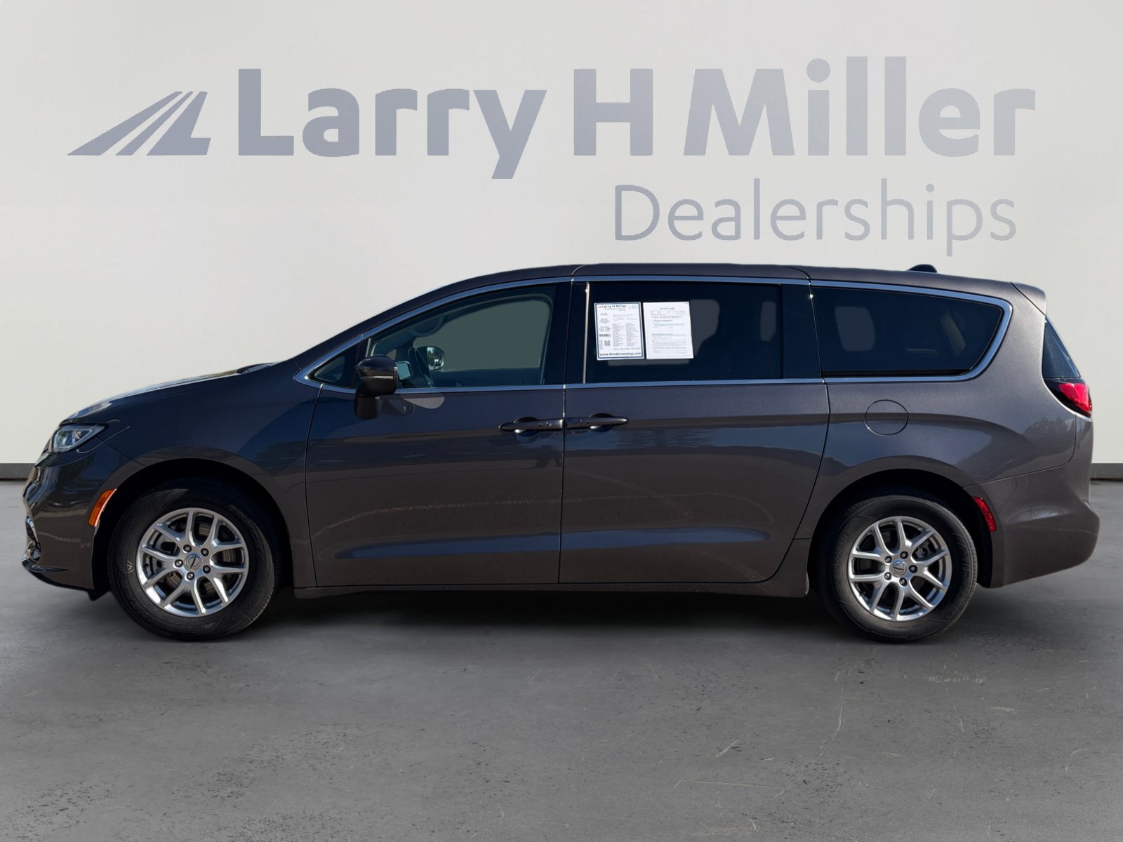 Used 2023 Chrysler Pacifica Touring-L FWD image 3