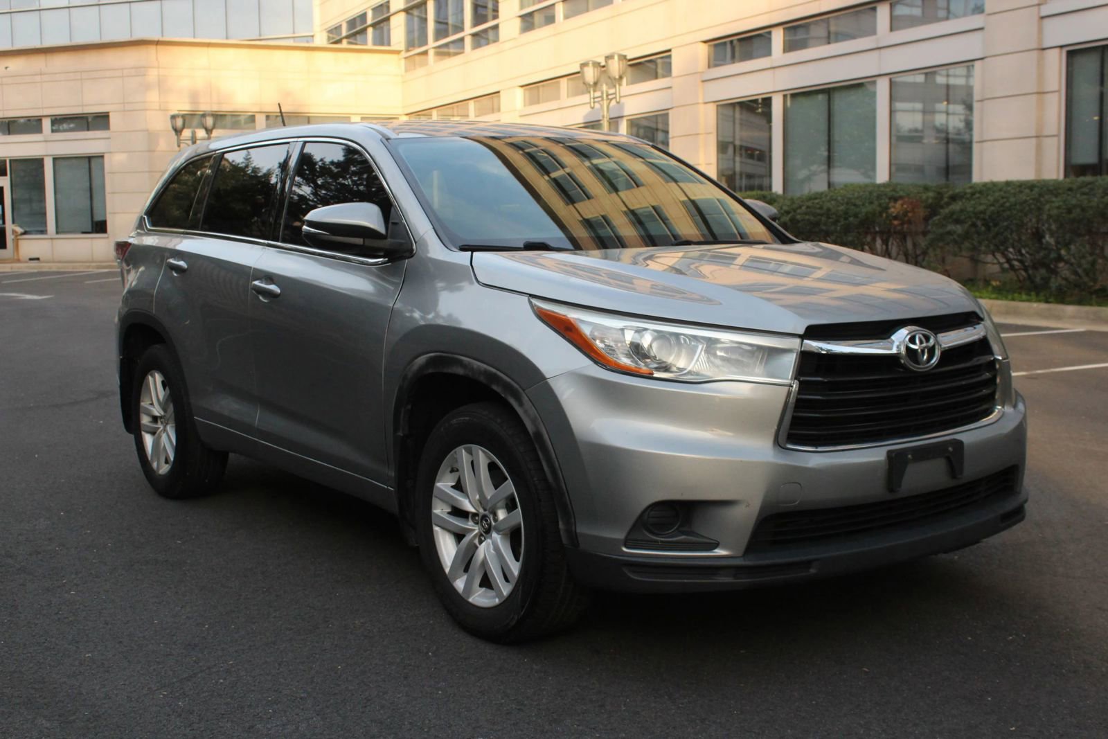 Used 2016 Toyota Highlander LE AWD/4WD image 1