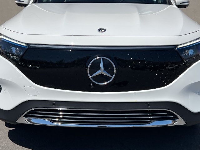 Used 2025 Mercedes-Benz EQB 300 4MATIC image 4