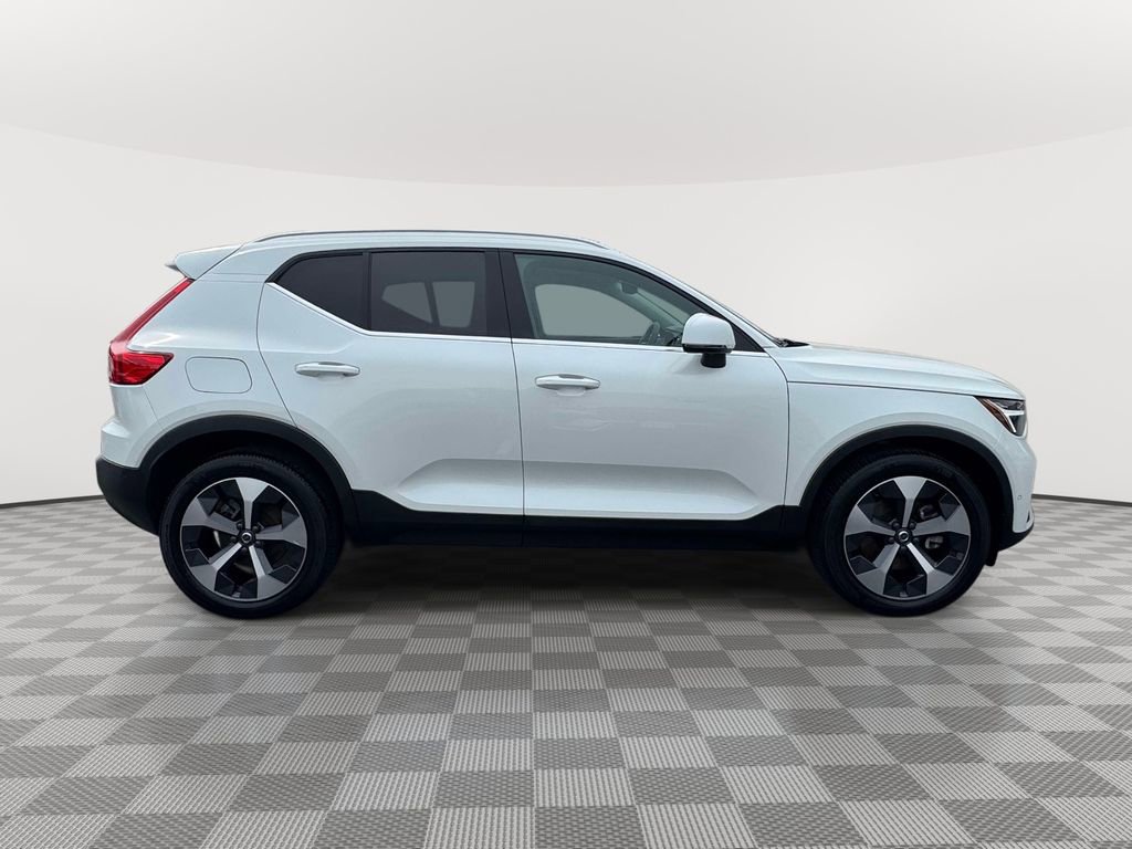 Certified 2023 Volvo XC40 B5 Plus w/ Driver Assist Package AWD/4WD image 3