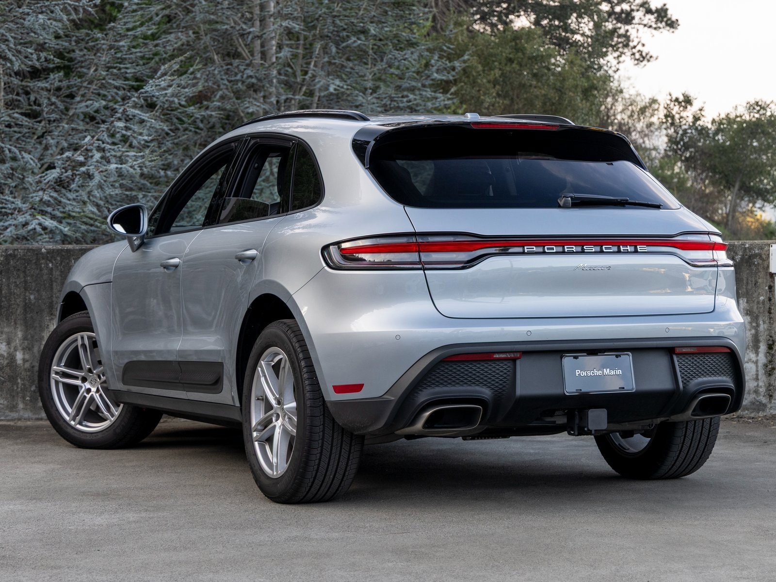 Certified 2025 Porsche Macan image 3