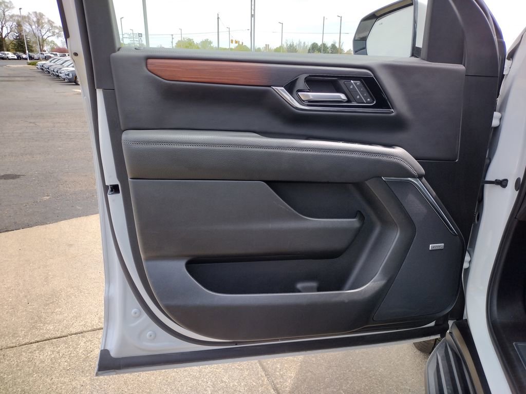 Used 2025 GMC Yukon XL Denali AWD/4WD image 31