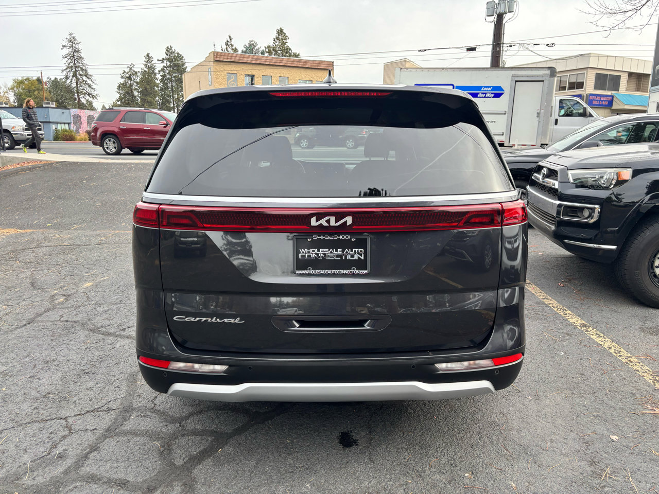 Used 2022 Kia Carnival LX image 4