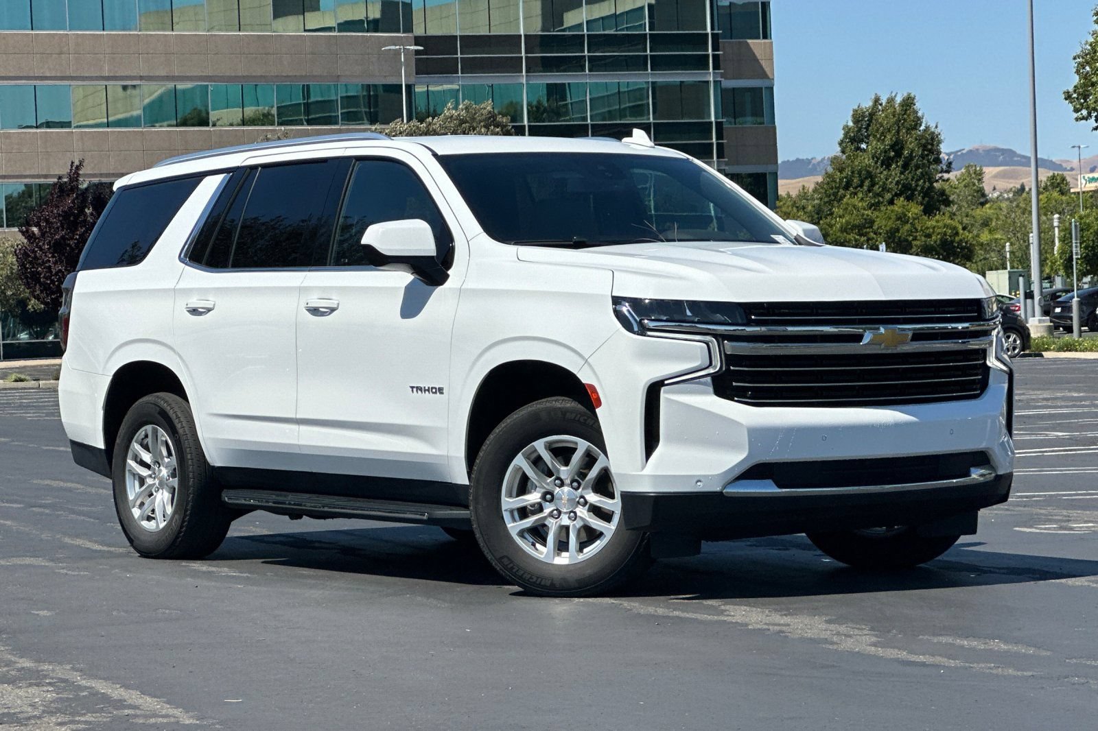 Used 2024 Chevrolet Tahoe LT RWD image 2