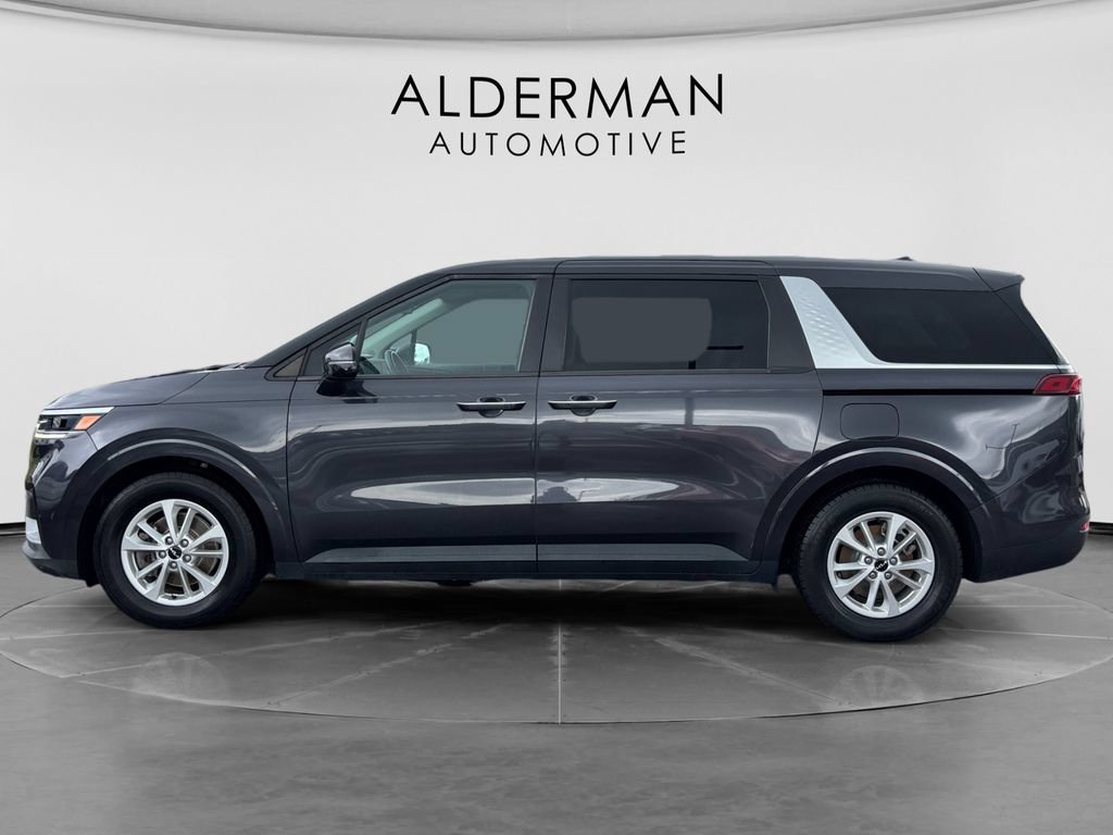Used 2024 Kia Carnival LX FWD image 2