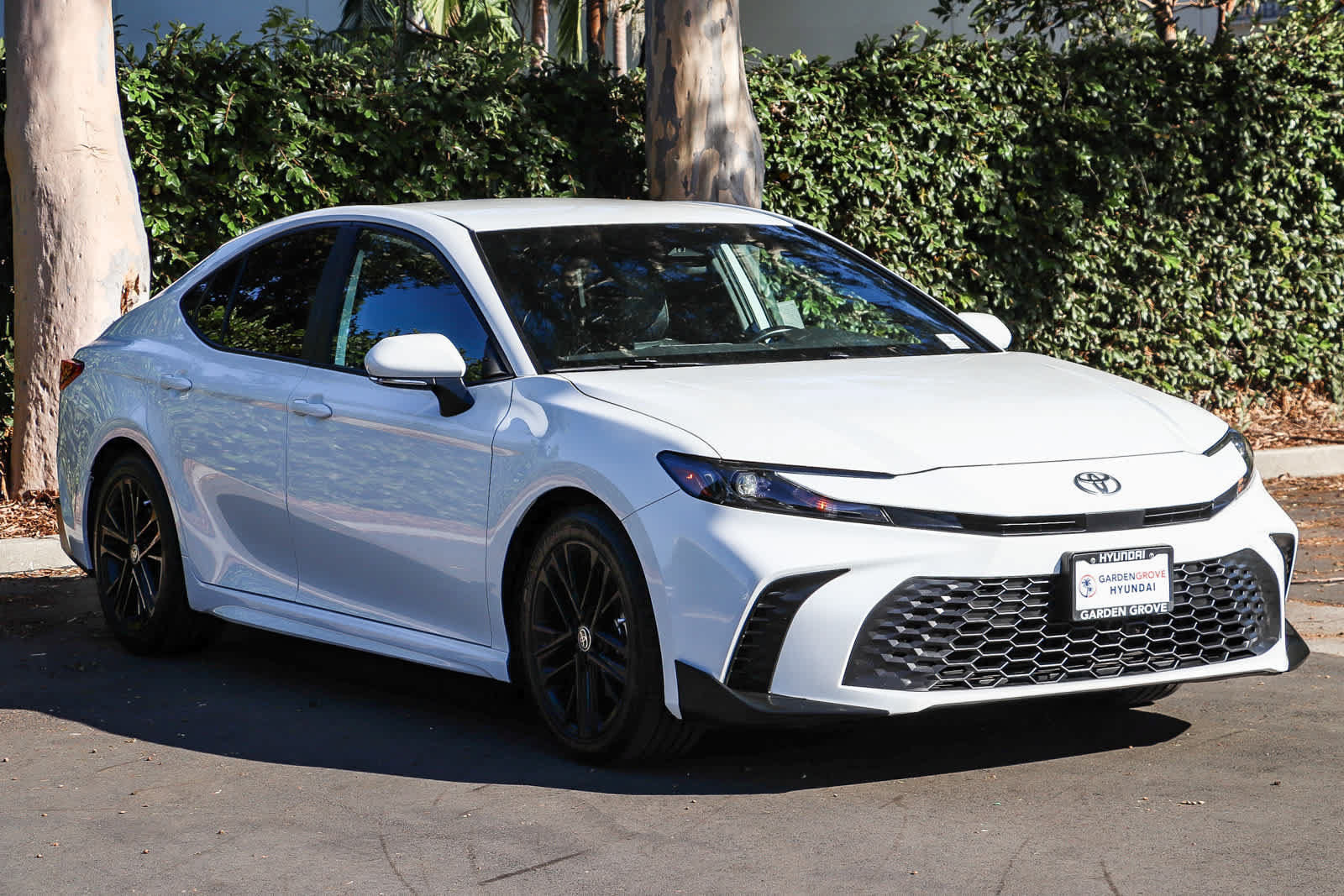 Used 2025 Toyota Camry SE FWD image 3