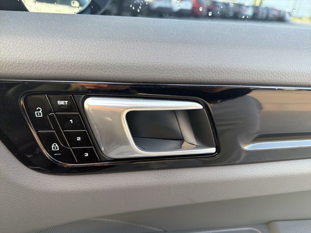 Used 2019 Porsche Cayenne AWD/4WD image 30