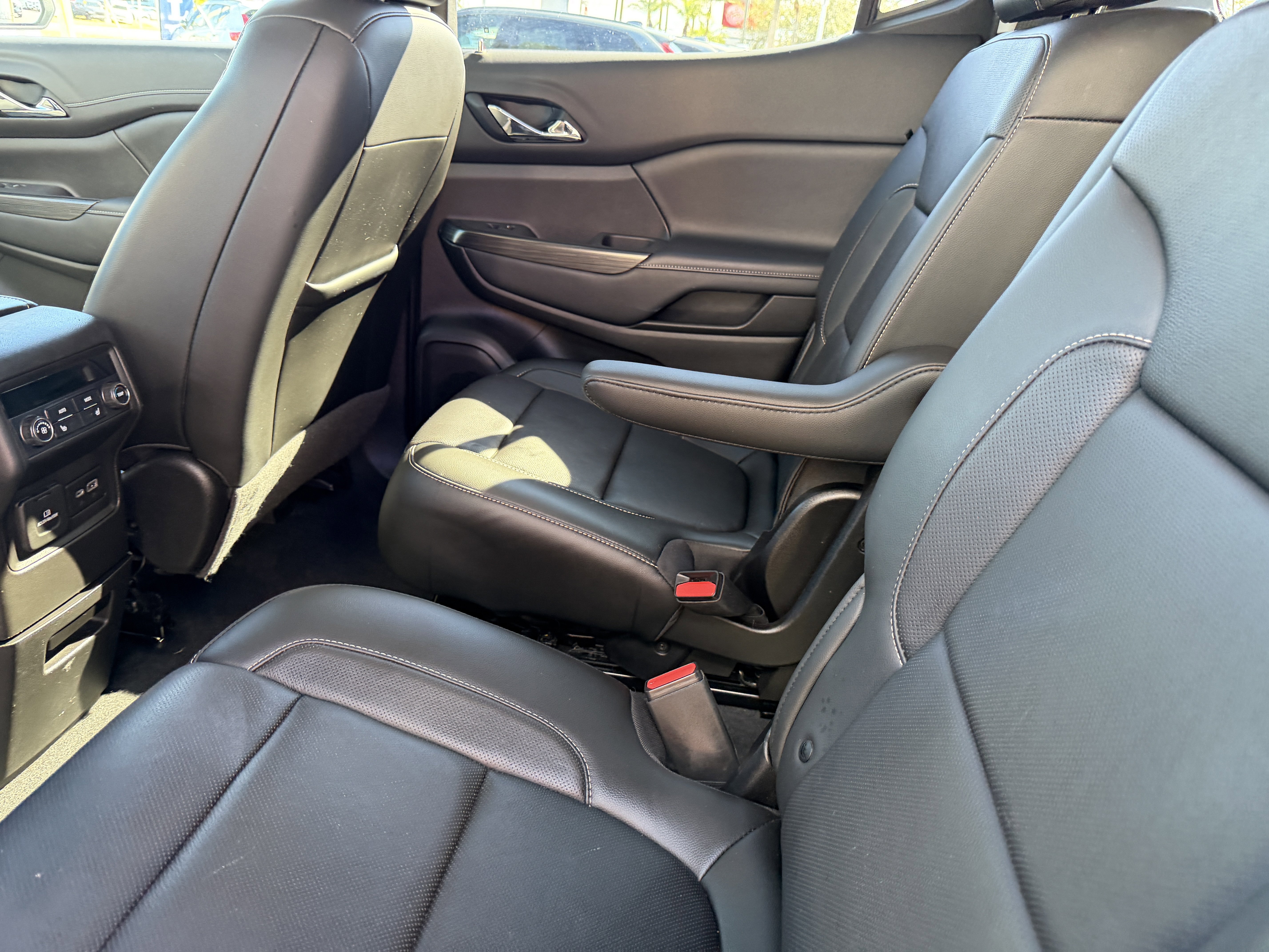 Used 2020 GMC Acadia SLT w/ Premium Package image 16