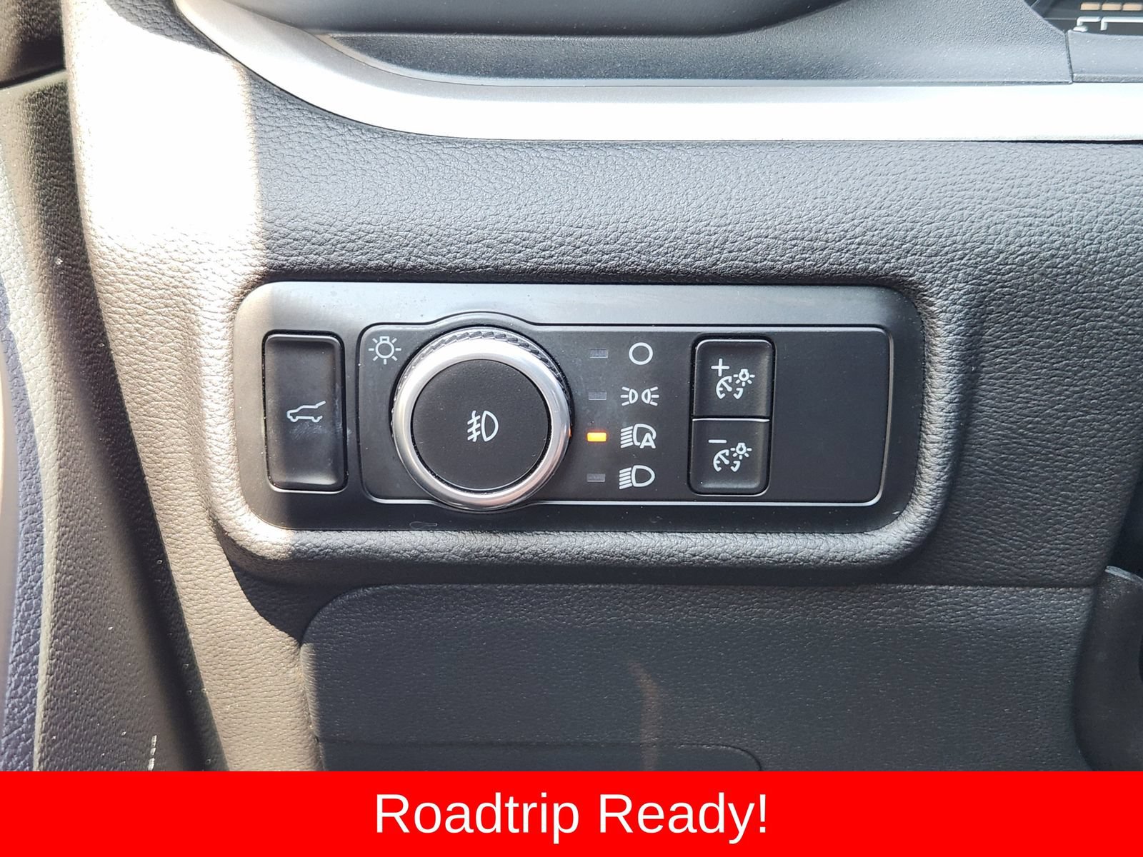 Used 2024 Ford Explorer XLT w/ Equipment Group 202A AWD/4WD image 31
