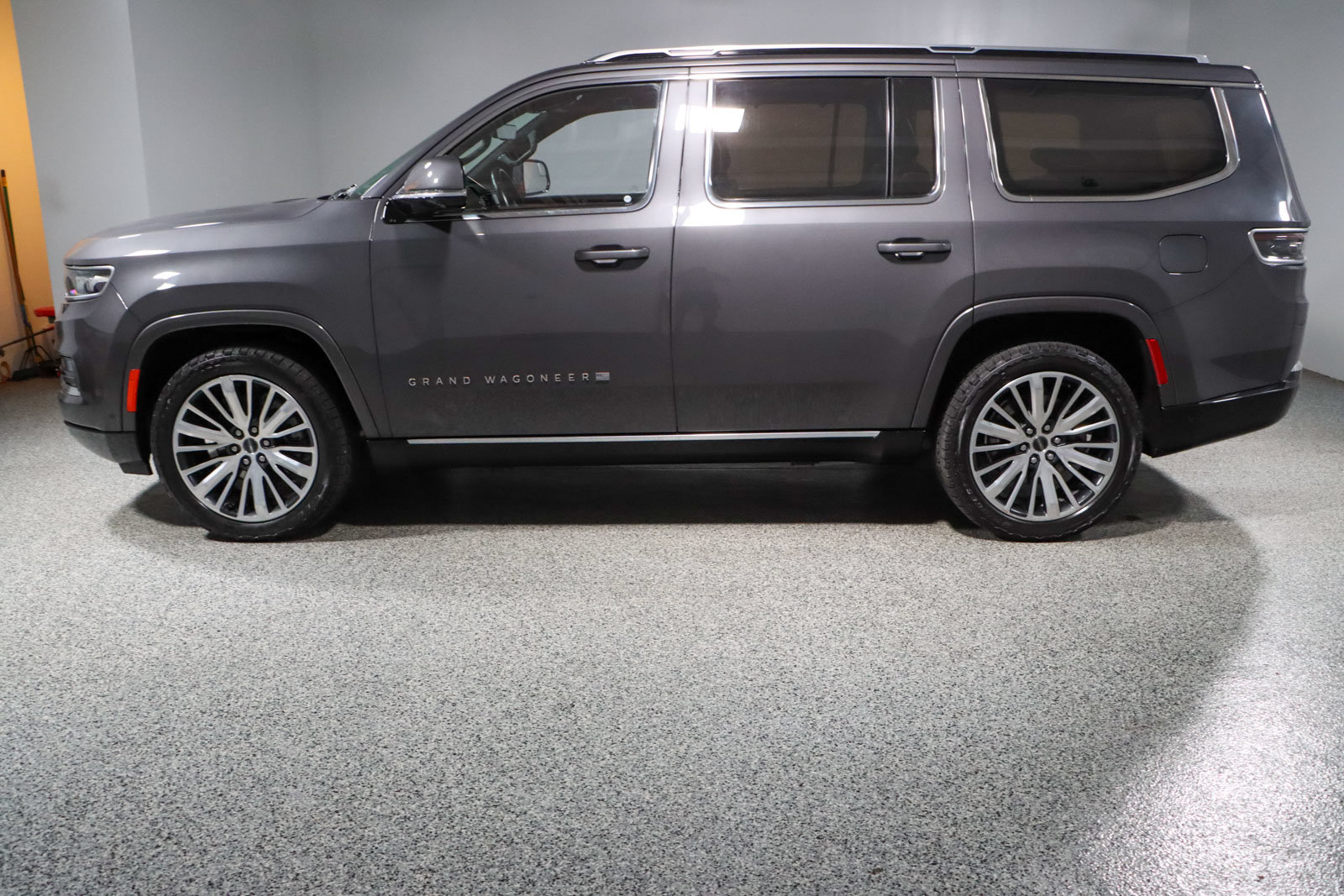 Used 2022 Jeep Grand Wagoneer Series III AWD/4WD image 10