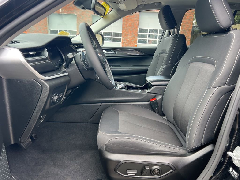 Used 2023 Jeep Grand Cherokee Laredo image 12