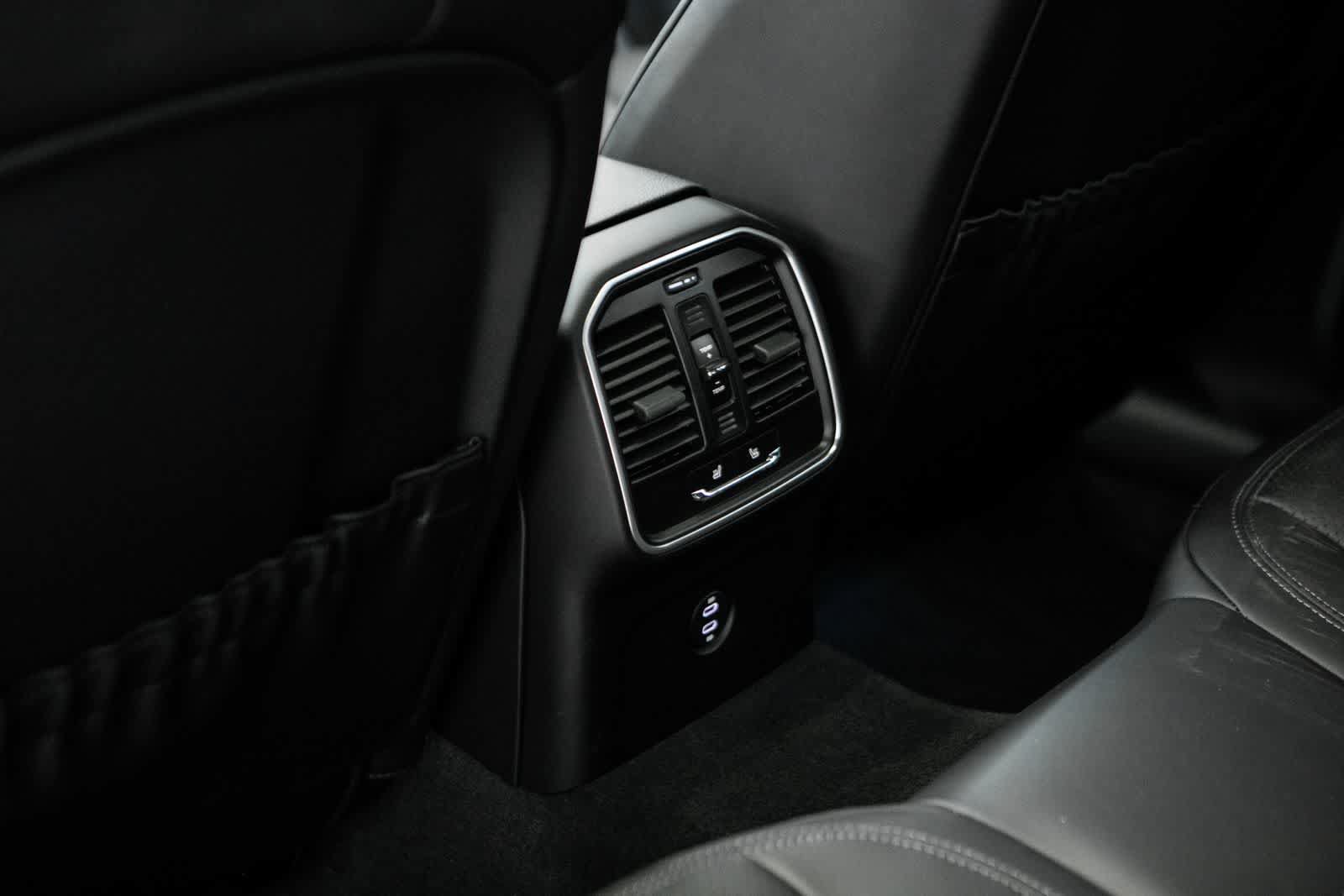 Certified 2025 Porsche Macan AWD/4WD image 30