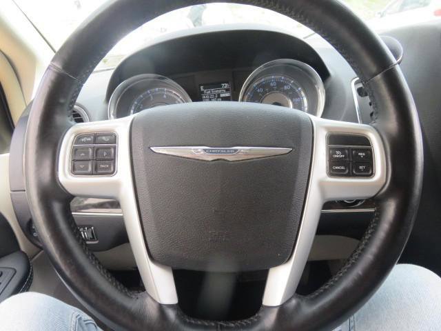Used 2015 Chrysler Town & Country Touring w/ Driver Convenience Group FWD image 16