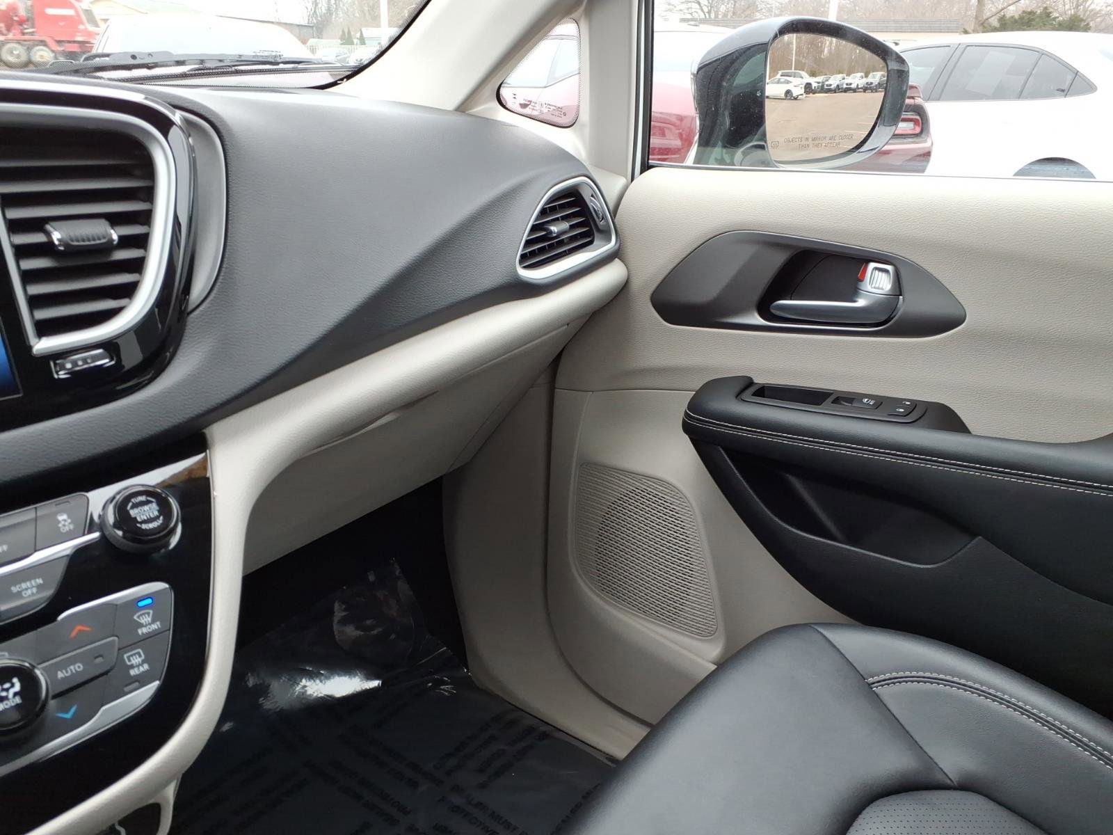 Used 2024 Chrysler Pacifica Touring-L image 23