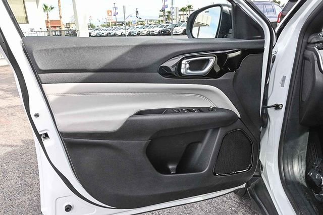 Used 2025 Jeep Compass Limited image 20