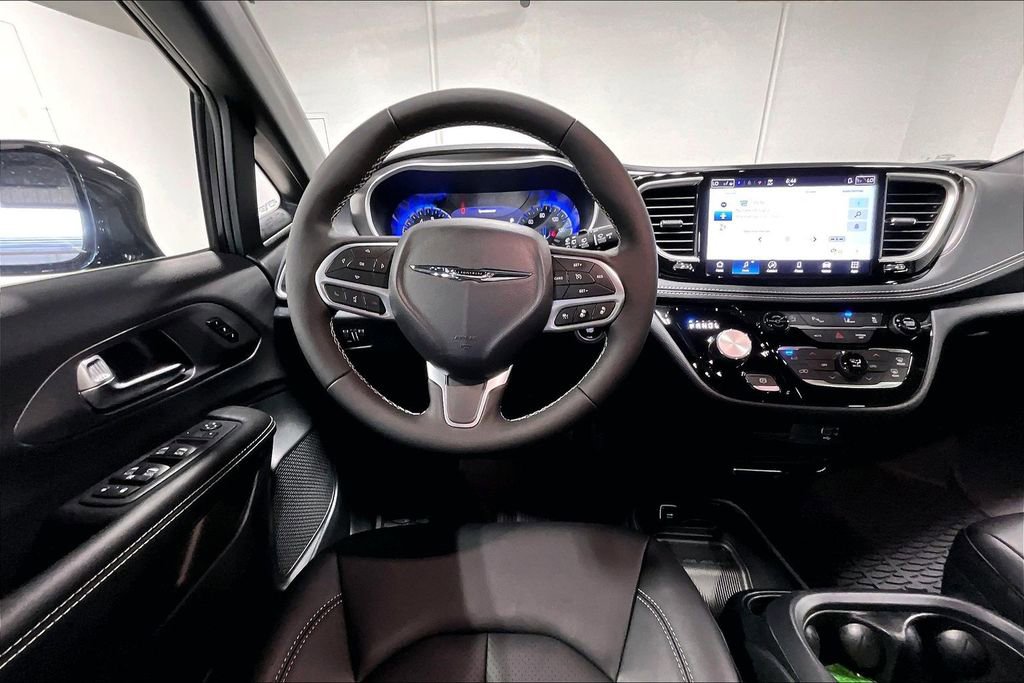 New 2026 Chrysler Pacifica Select image 12
