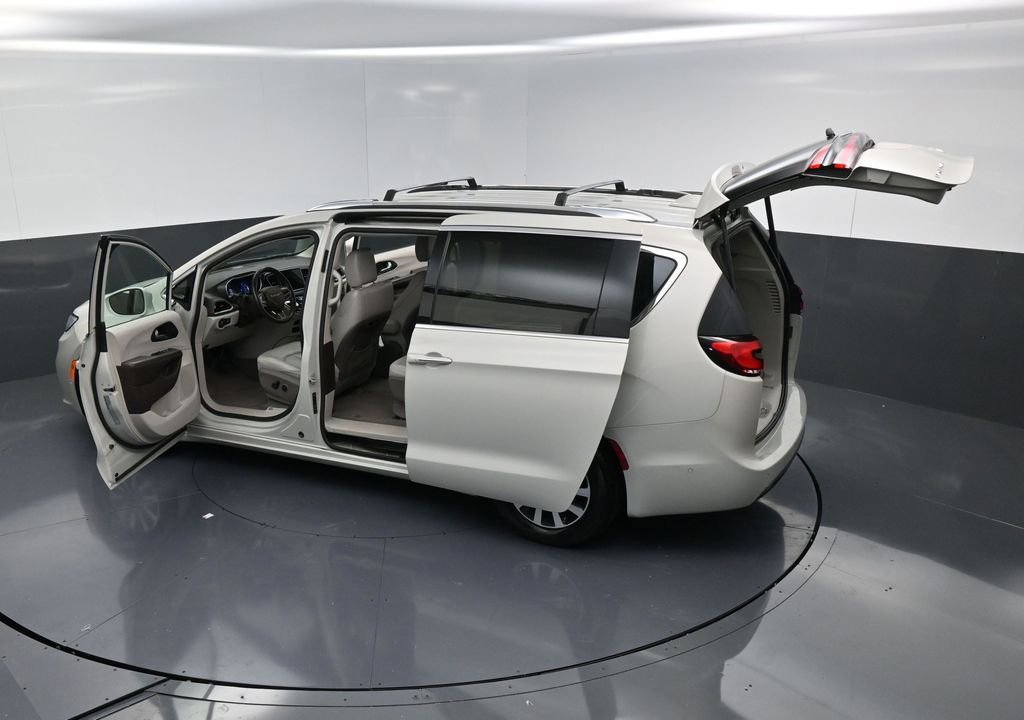 Used 2021 Chrysler Pacifica Touring-L image 26
