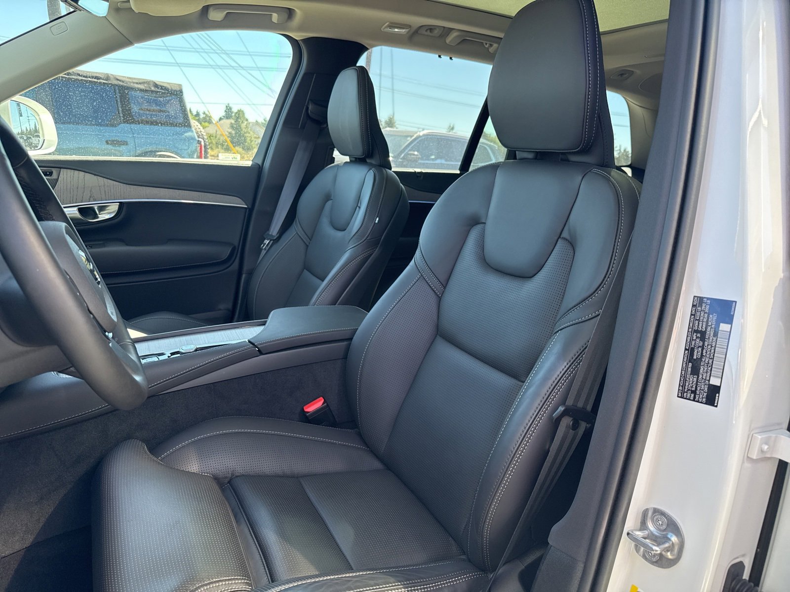 Used 2025 Volvo XC90 T8 Ultra w/ Protection Package Premier image 8
