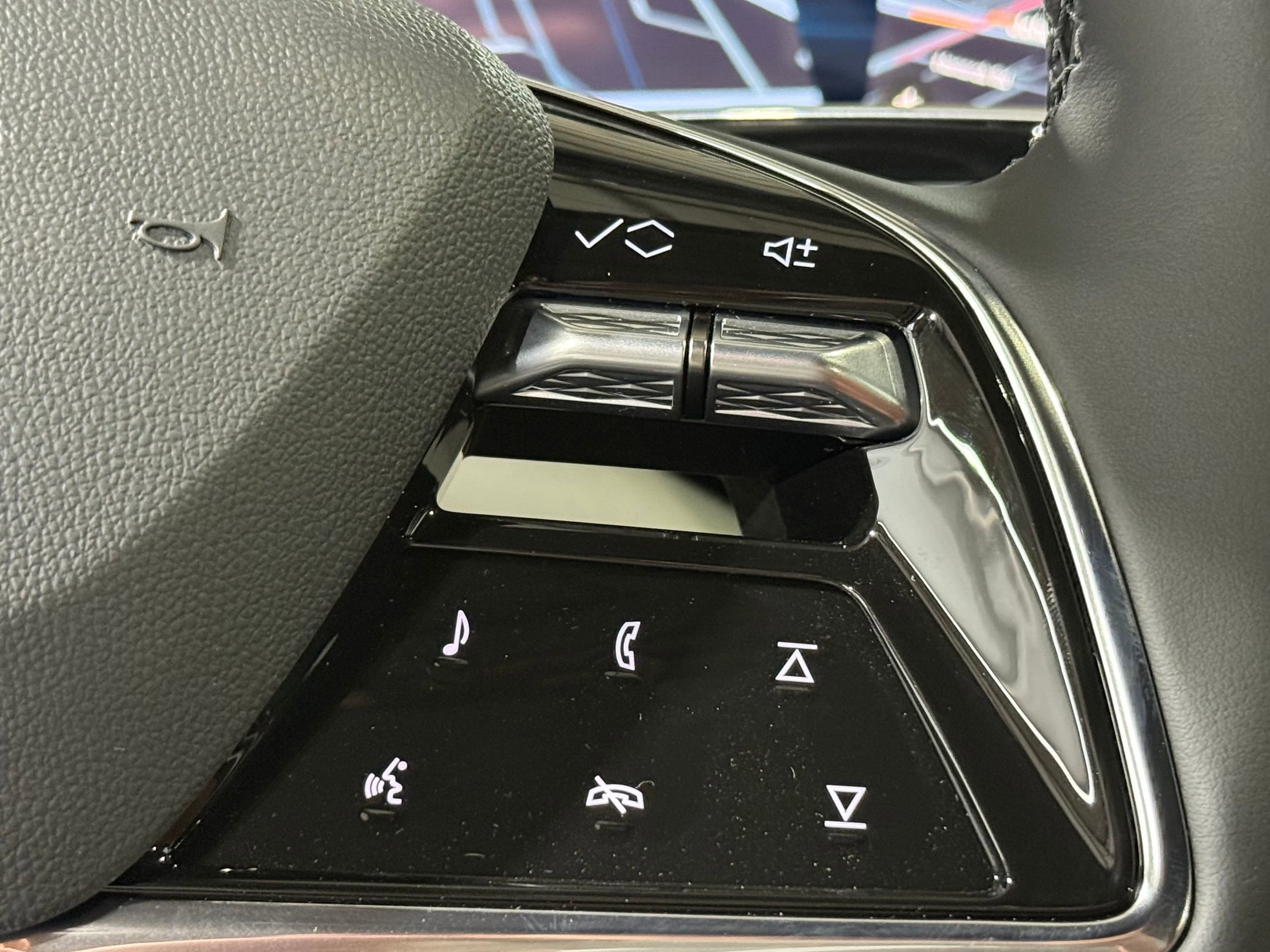 New 2026 Cadillac Optiq Luxury 2 image 27